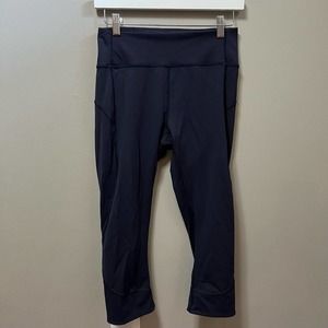 Lululemon In Movement Crop leggings 19" size 8 Navy